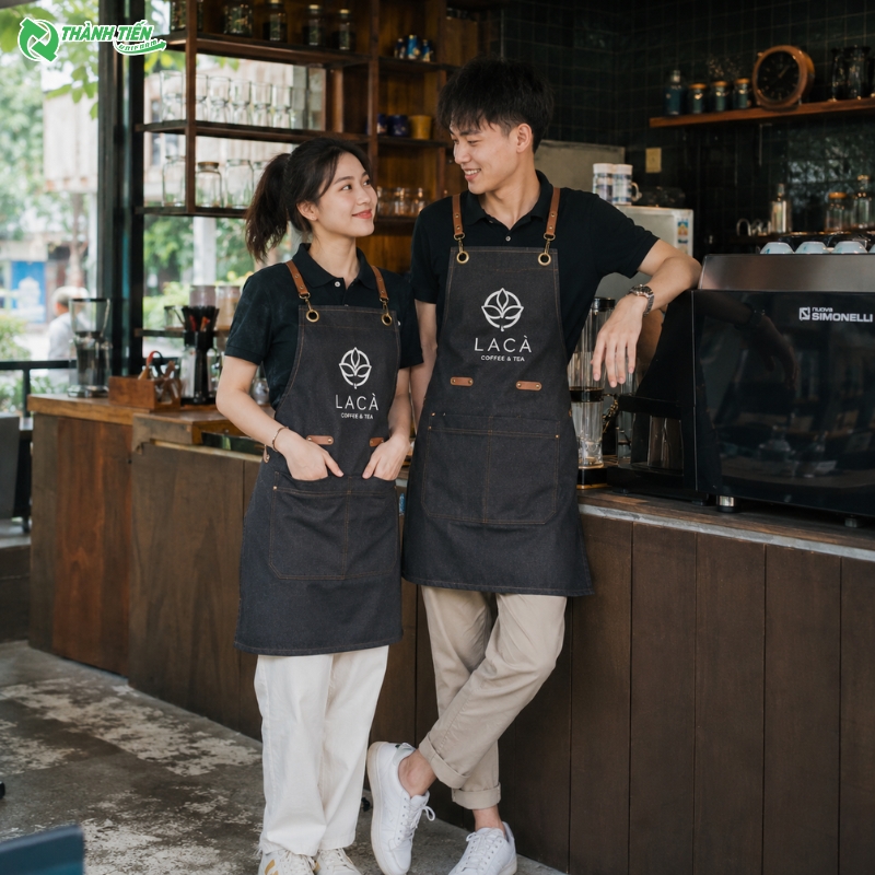 Tạp dề quán cafe phối jeans cá tính và thời trang