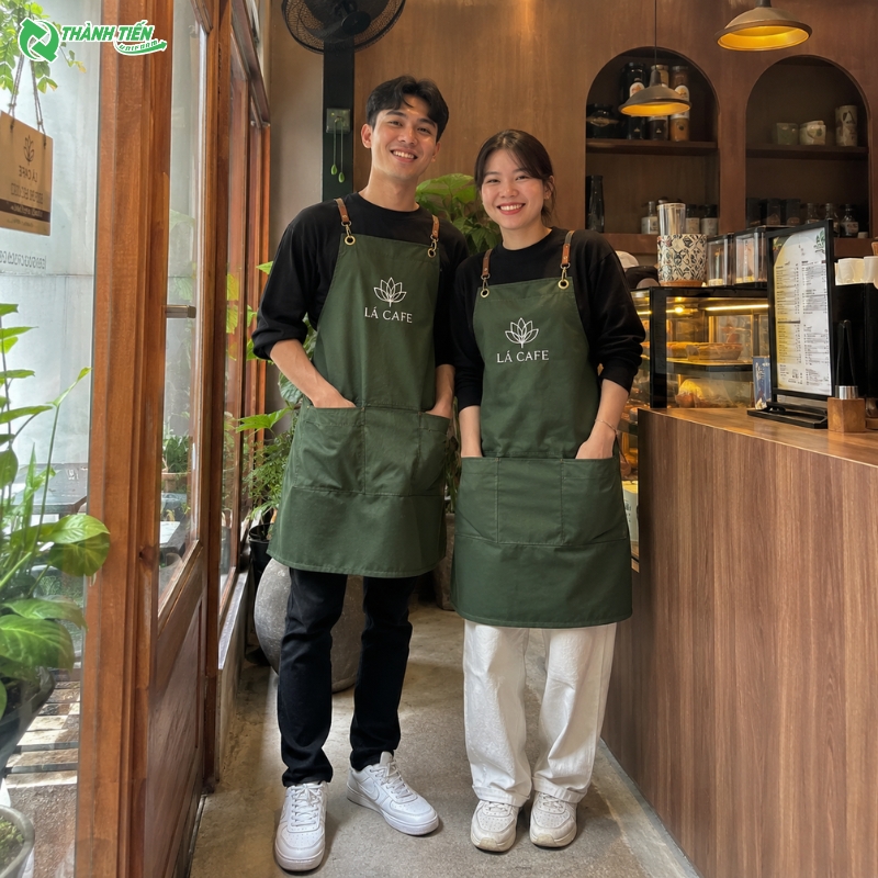 Đồng phục tạp dề quán cafe tạo sự đồng bộ cho nhân viên.