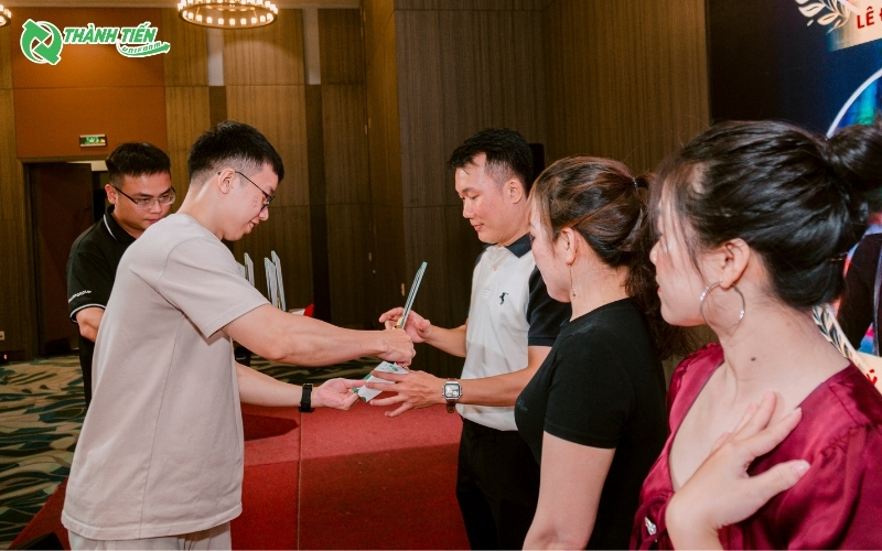 vinh danh nhan vien thanh tien group 10