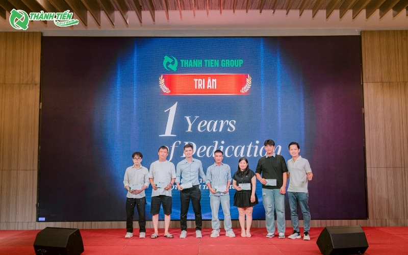 vinh danh nhan vien thanh tien group 4
